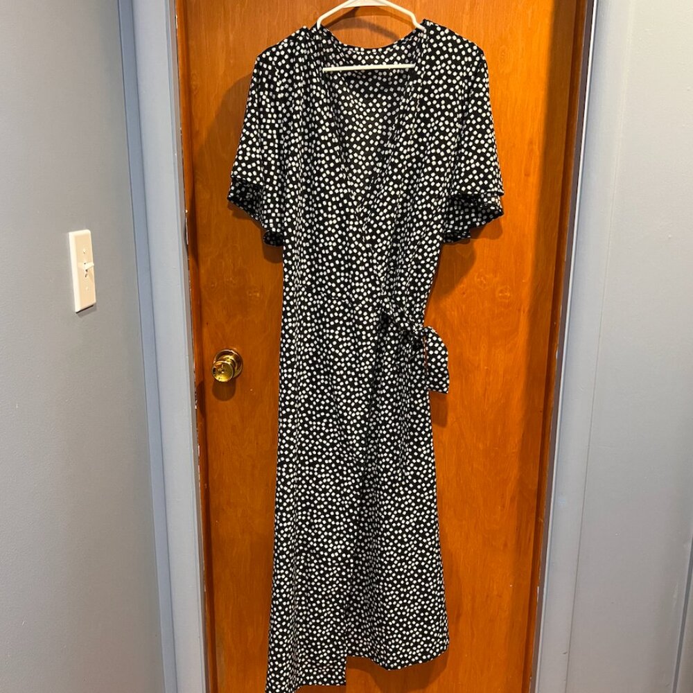 Black & White Floral Wrap Midi Dress – Fits Size 14/16